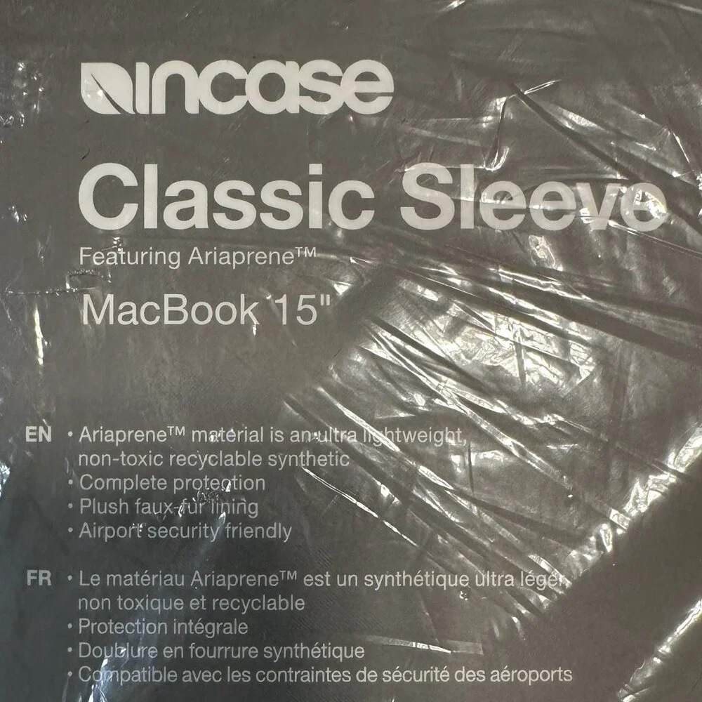 Incase Classic Sleeve for MacBook 15” in Pink